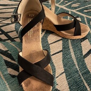 Black comfy wedged Toms